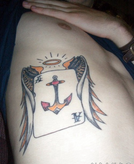 侧肋翅膀和船锚扑克牌彩色纹身图案