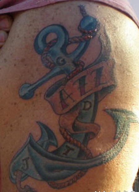 彩色的弧形船锚和字母纹身图案