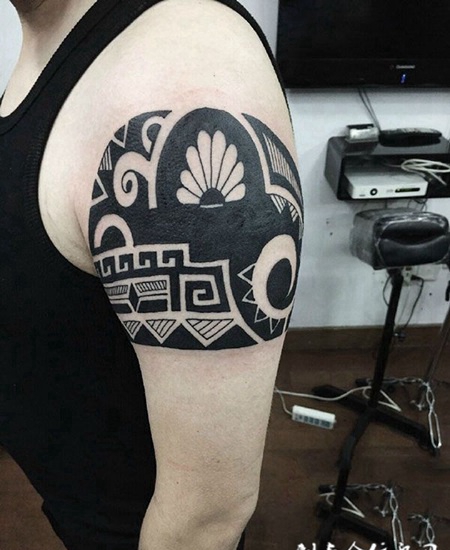 手臂上的暗黑图腾纹身图案