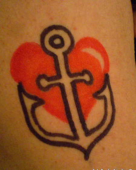 简约的船锚和心形纹身图案