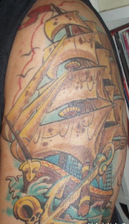 手臂船锚和骷髅海盗船纹身图案