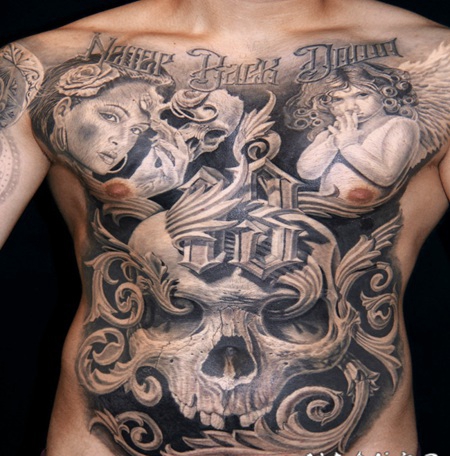 中世纪风格的黑色女性与儿童天使和骷髅胸部纹身图案