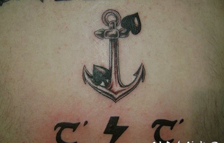 船锚字母和黑桃符号纹身图案