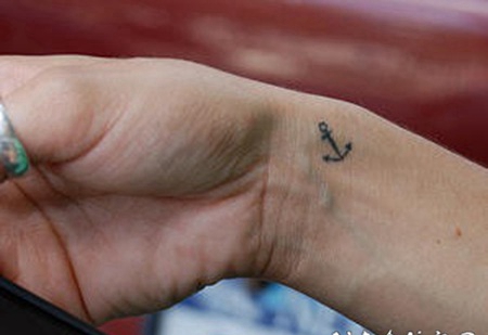 手腕上的小船锚纹身图案