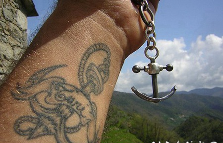 手腕写实的船锚和字母纹身图案