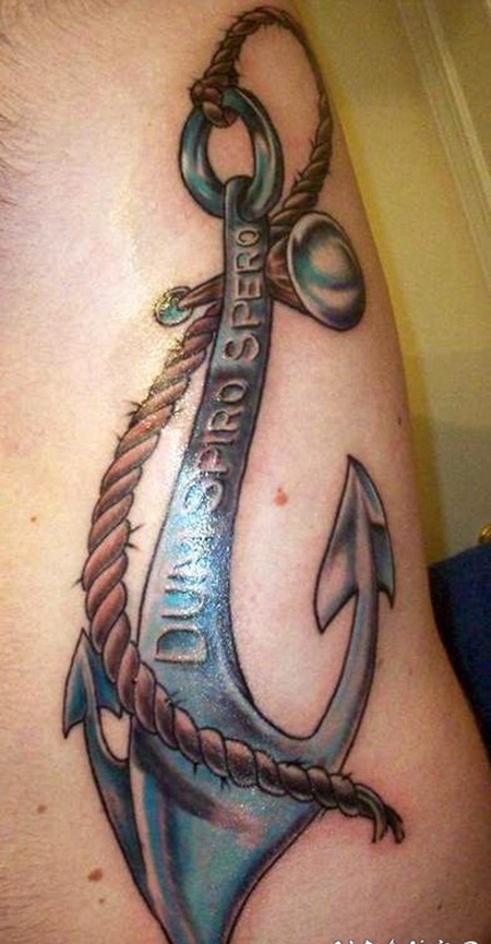 彩色的船锚和拉丁文字母纹身图案