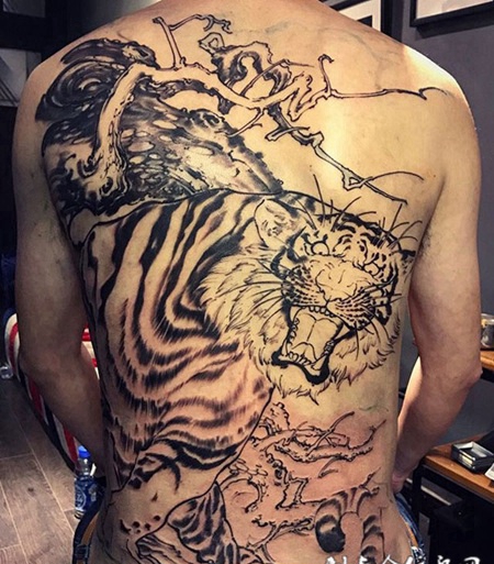 丛林猛虎啸，满背水墨风格老虎纹身