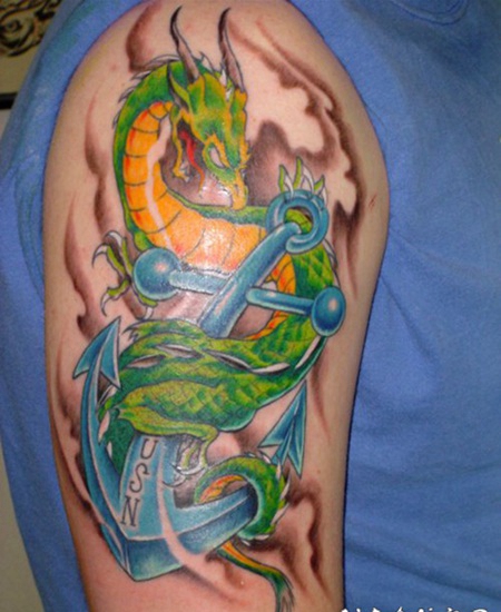 绿色的龙和船锚手臂纹身图案