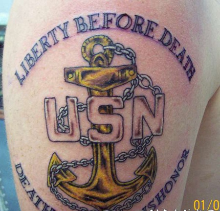 手臂英文字母和金色的船锚纹身图案