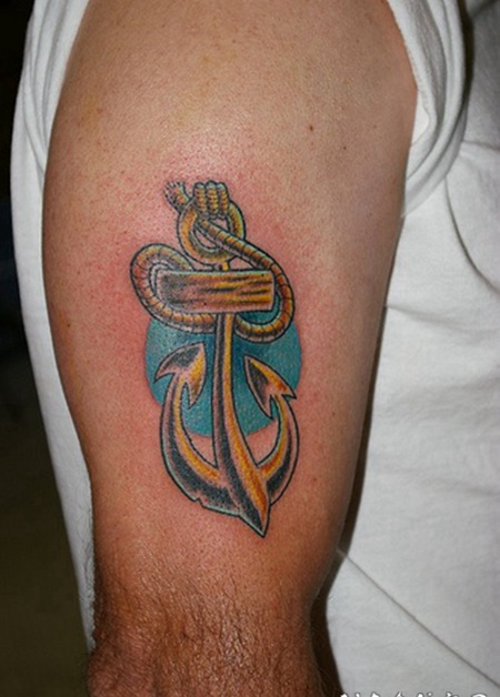 手臂彩色的船锚个性纹身图案
