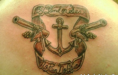 手枪和船锚字母背部纹身图案