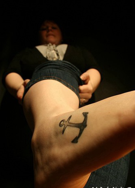 脚上的黑色小船锚纹身图案