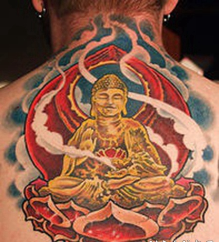 背部金色的佛像纹身图案