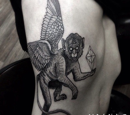 雕刻风格黑色猴子天使侧肋纹身图案