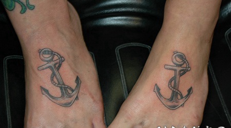 情侣脚背相同的船锚纹身图案