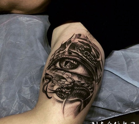 毒蛇盘踞，手臂眼睛与毒蛇写实纹身