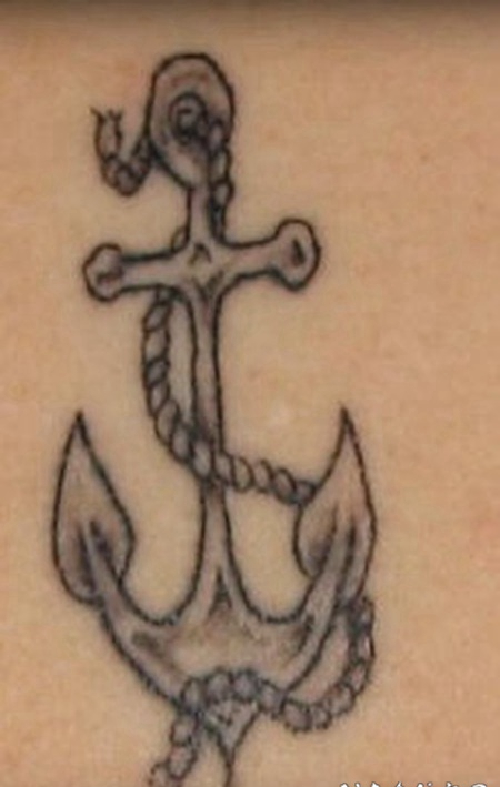 黑灰的老船锚与绳子纹身图案