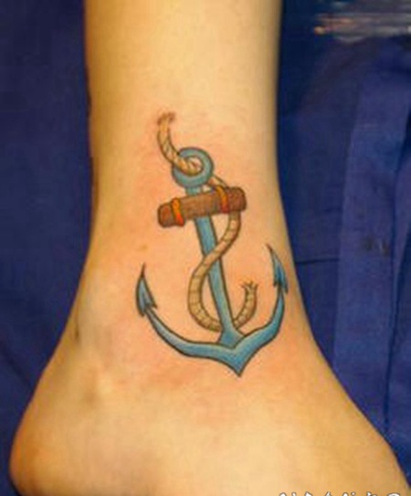脚踝彩色的船锚纹身图案
