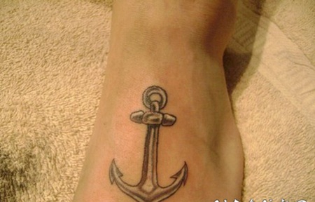 脚背经典的船锚纹身图案