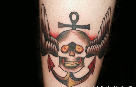 彩色骷髅和船锚翅膀纹身图案