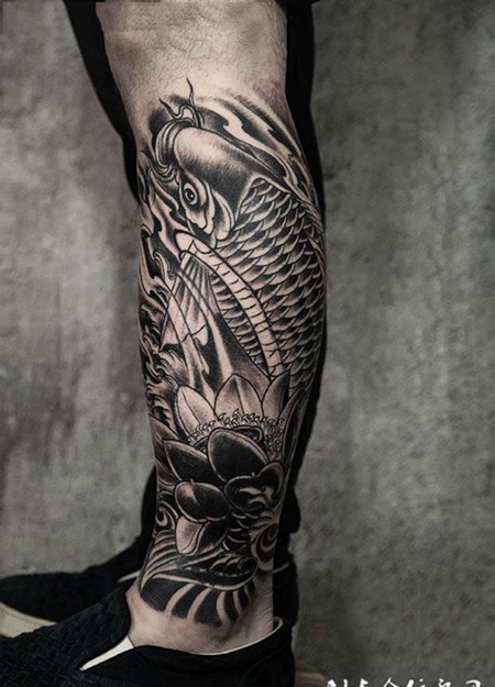 鲤鱼莲花小腿纹身图案