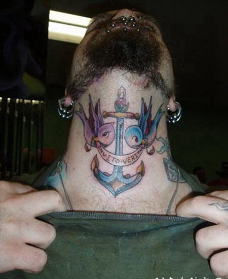 颈部彩色的燕子和船锚字母纹身图案