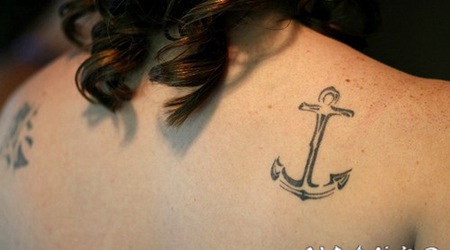 背部经典的船锚纹身图案