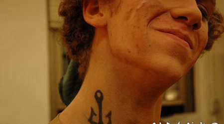 颈部黑色的船锚纹身图案