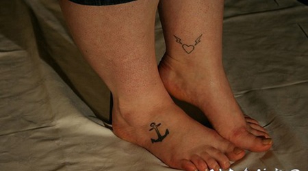 脚背简约黑白船锚纹身图案