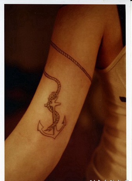女生手臂绳子和船锚纹身图案
