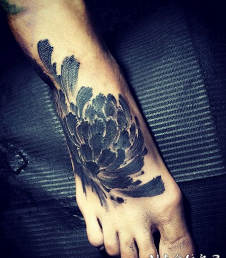 争芳吐艳，脚背泼墨菊花纹身