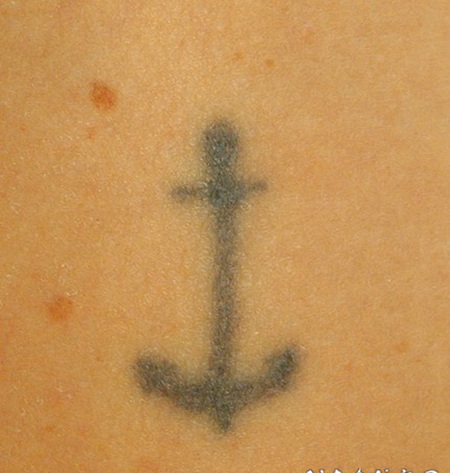 原始的黑色船锚纹身图案