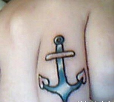 手指上的彩色船锚纹身图案