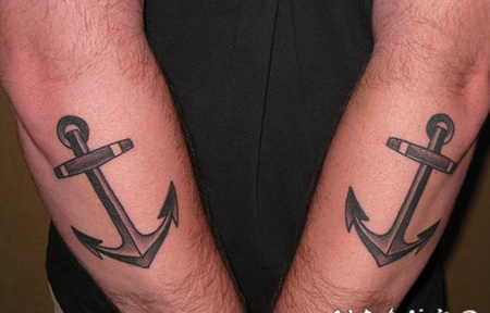 双手上的黑色船锚纹身图案