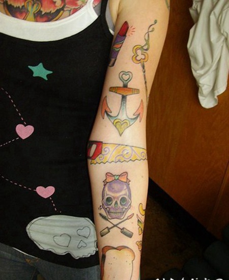 骷髅蝴蝶结和船锚彩色手臂纹身图案