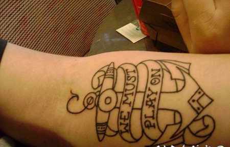 黑色线条船锚和字母纹身图案