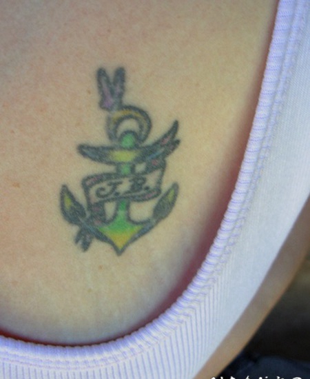 胸部彩色英文字母和船锚纹身图案