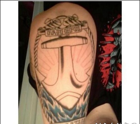 船锚和海浪字母纹身图案