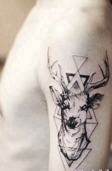 手臂几何鹿头纹身图案