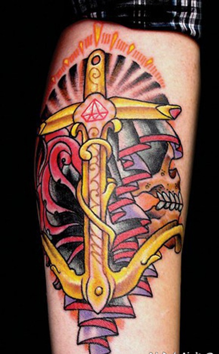 手臂帆船主题的金色船锚纹身图案