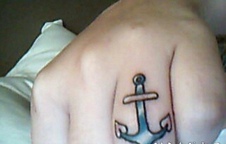 手臂设计的小船锚纹身图案