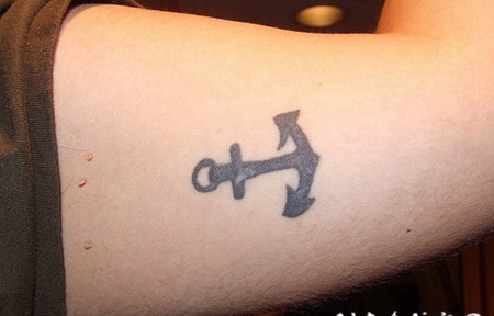 手臂小清新黑色船锚纹身图案