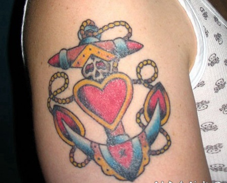 手臂彩色心形与骷髅船锚纹身图案