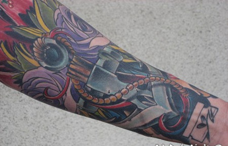 手臂船锚和花朵彩色纹身图案