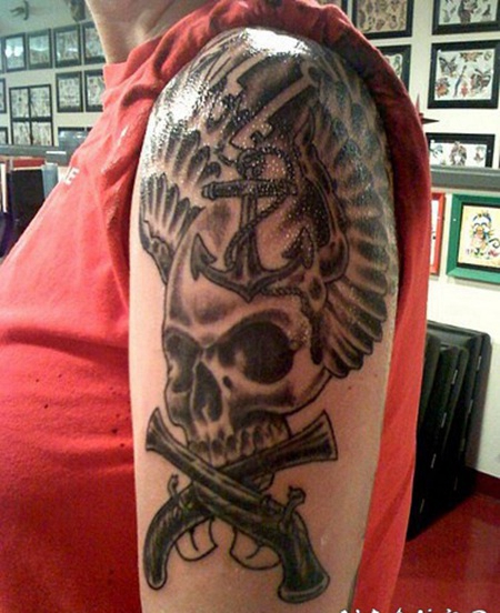 手枪船锚和骷髅翅膀大臂纹身图案