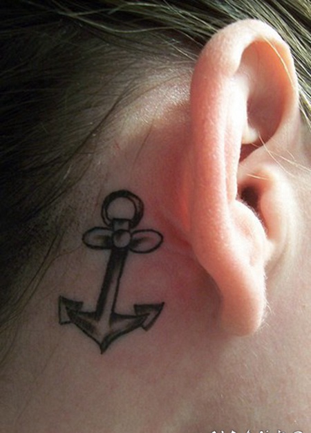 女生耳后小船锚黑灰纹身图案