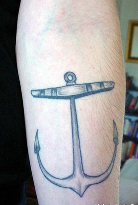 手臂黑灰的船锚纹身图案