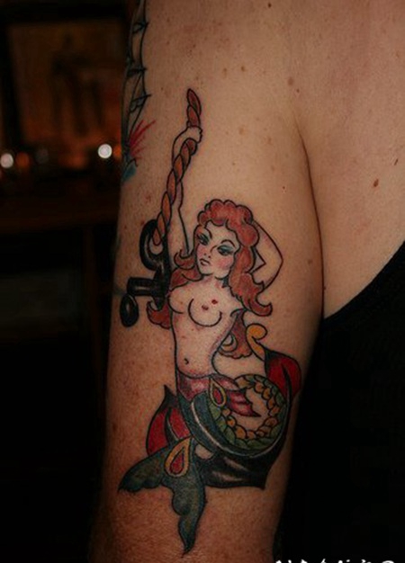 手臂美人鱼船锚个性纹身图案