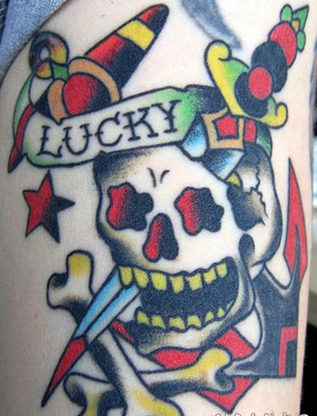 骷髅船锚和匕首字母彩绘纹身图案