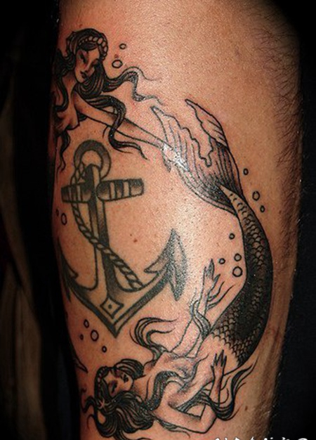两个美人鱼和船锚纹身图案